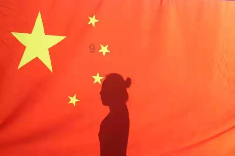 小孩在学校受伤了学校只负责通知家长没有及时处理受伤的孩子我该追究责任吗?